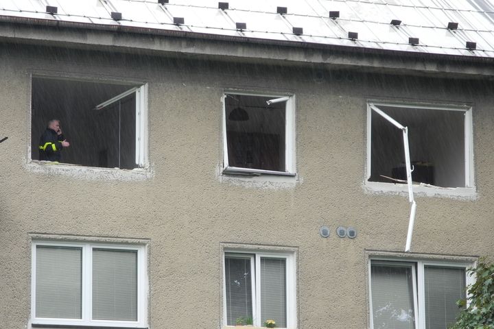 Výbuch v Havířově vysklil a zdemoloval okna domu.