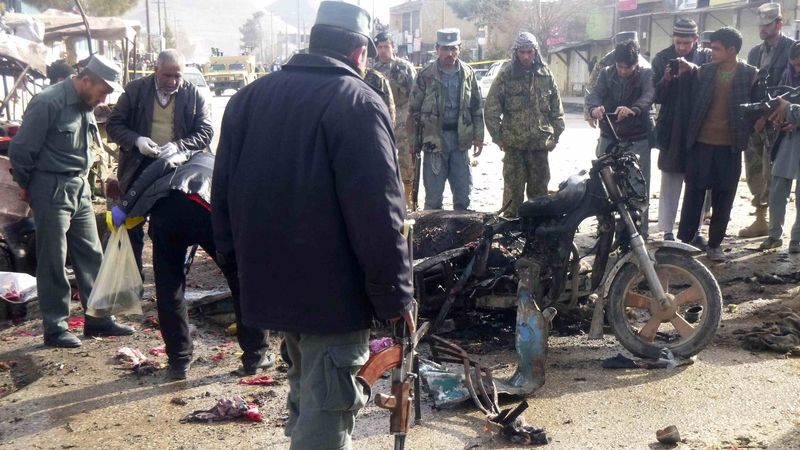 Afghánský policista na místě atentátu v Majmaní 