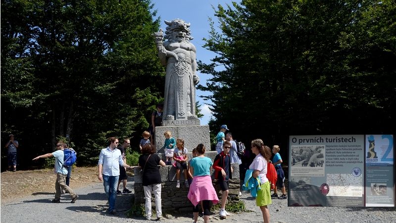 Lov voličů na kopcích. Babiš vyšlape Lysou horu, Stanjura Radhošť
