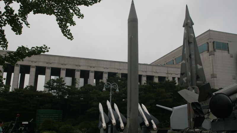Balistická raketa scud vysatvená v Soulu (uprostřed vepředu) 