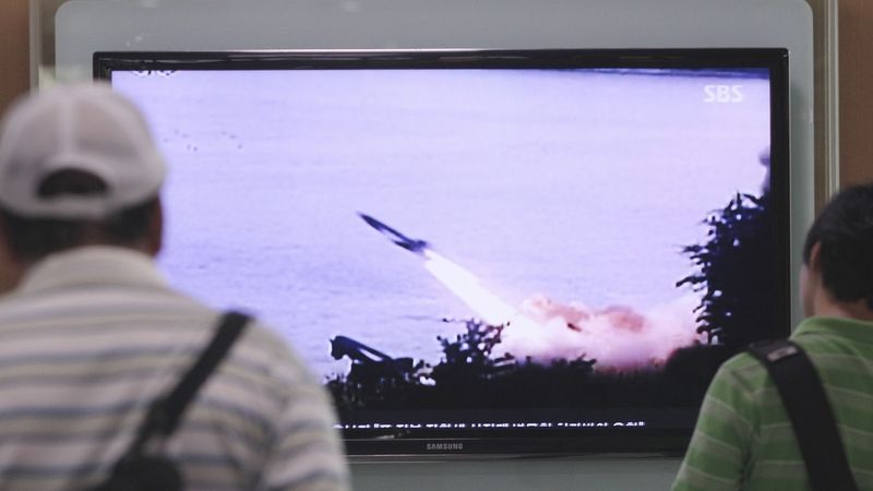Jihokorejci sledují v televizi zprávu o předchozím testu severokorejských raket. 