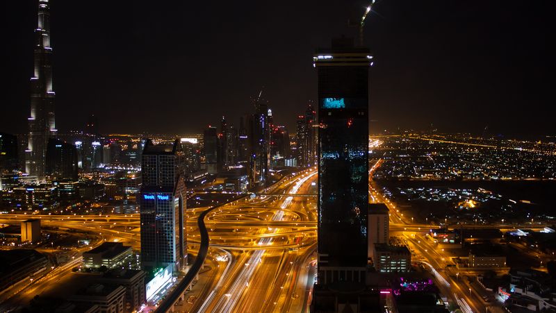 Když většina lidí v Dubaji už spí, dopravní tepny září naplno.