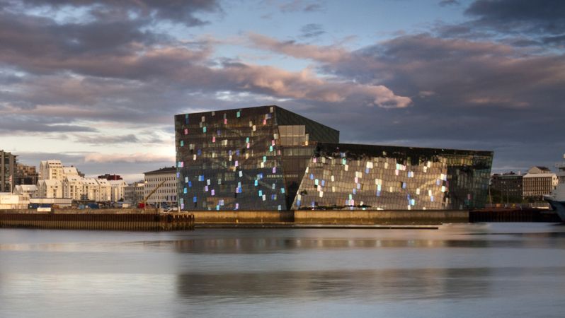 Vítězná stavba Harpa - koncertní síň a konferenční centrum na Islandu v Reykjavíku (Batteríid architects; Henning Larsen Architects, Studio Olafur Eliasson).