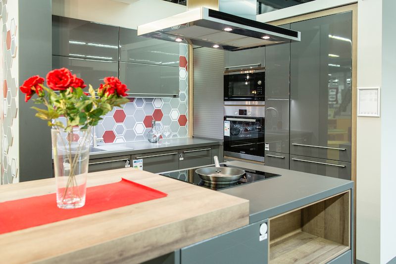 Vzhled moderně laděné kuchyně mohou ozvláštnit například šestiúhelníkové obklady.