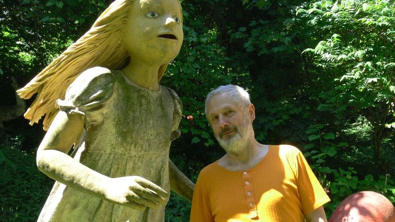 Sochař Kurt Gebauer na zahradě svého domu na pražské Ořechovce.