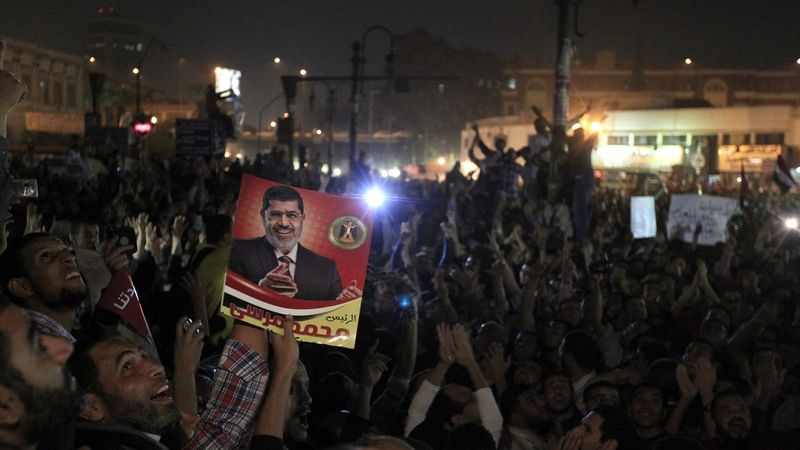 Mursího příznivci s jeho portrétem slaví v ulicích. 