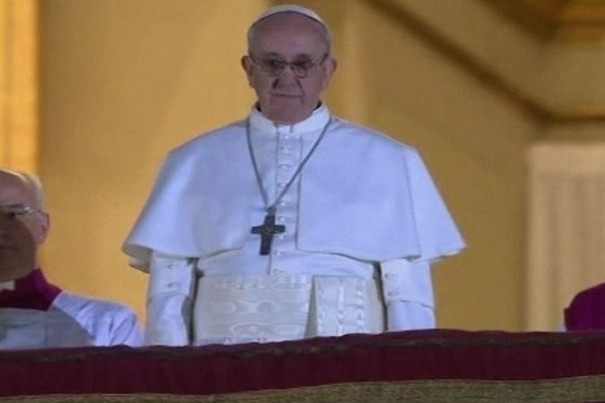 Papež František pozdravil věřící z balkónu baziliky svatého Petra