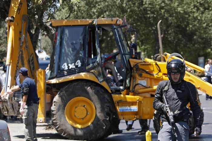 Izraelští policisté obklopili nakladač, kterým muž zaútočil v Jeruzalémě.