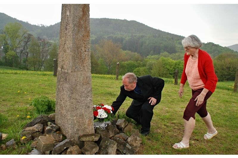 Kytici k památníku zaniklých obcí u Perštejna za všechny účastníky setkání letos položili Cyril Hauptmann a Marie Vlčková, která pochází z Doupova.