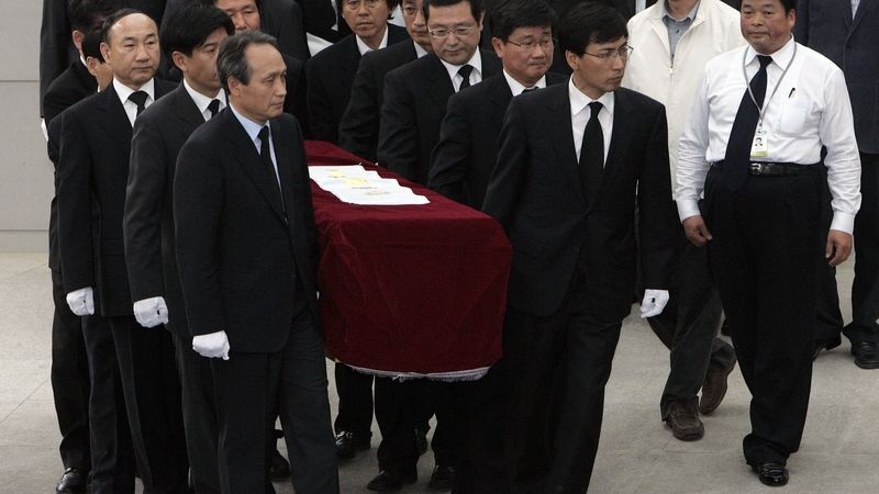 Rakev s bývalým korejským prezidentem Ro Mu-hjonem
