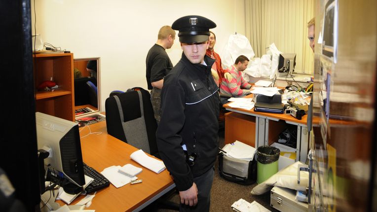 Na snímku je pohled do kanceláře redaktora Karla Rožánka, kterou policisté prohledávali.