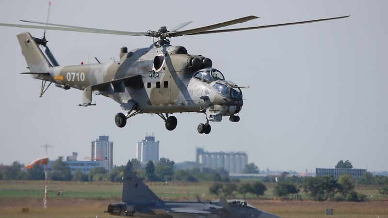 Vrtulník Mi-24 a JAS-39 Gripen Armády České republiky