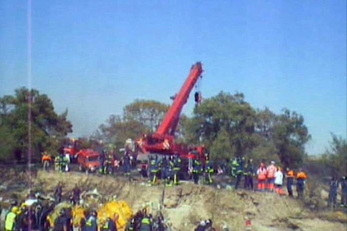 Záchranáři na místě havárie letadla Spanairu. Záběr z videa.