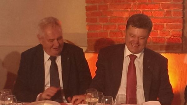 Prezident Miloš Zeman v průběhu slavnostní večeře ve Varšavě diskutoval s novým ukrajinským prezidentem Petrem Porošenkem.