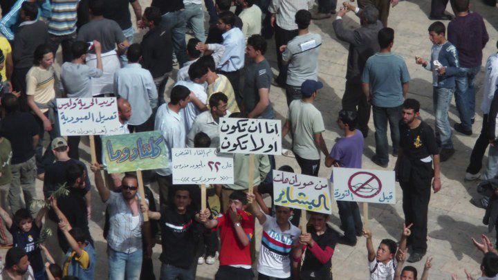Syřané protestují proti režimu prezidenta Bašára Assada