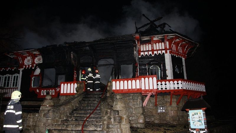 Chata Libušín na Pustevnách přišla požáru o střechu