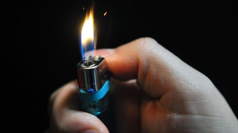 Školák na Slovensku zapálil sprej a sežehl spolužačce vlasy