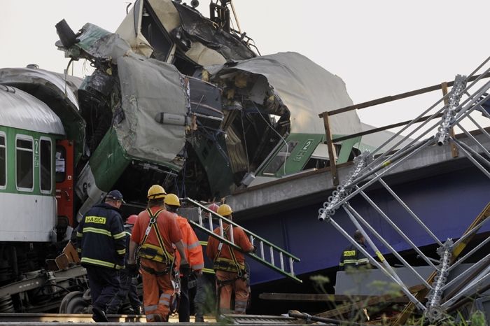 Záchranáři prohledávají trosky rychlíku, který se ve Studénce srazil se zřícenou mostní konstrukcí. 