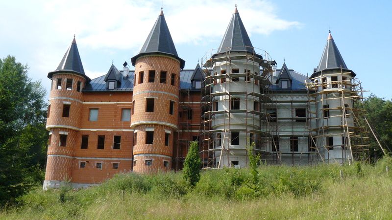 Budovu hradu zkrášluje několik vyčnívajících věžiček.