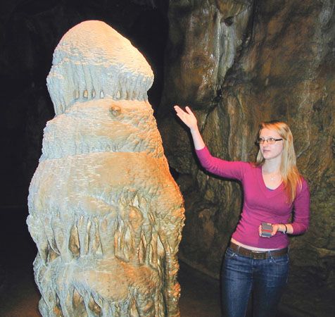 K nejobdivovanějším výtvorům přírody patří v Mladečských jeskyních stalagmit Mumie, říká průvodkyně Kateřina Kršková (na snímku).
