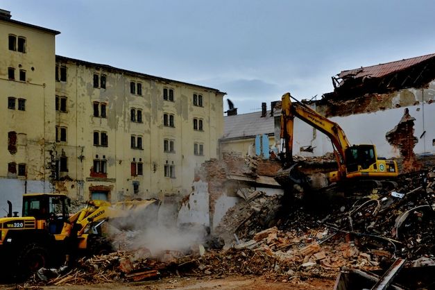 Bourací stroje v Kralupech pracovaly na demolici bývalé pivovarské spilky i v sobotu kolem poledne, a to s plným nasazením. Vlevo někdejší sladovna.