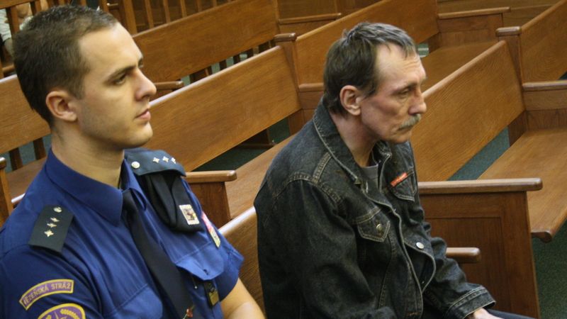 Obžalovaný Luboš Belák se přiznal, že pobodal jiného bezdomovce kvůli tomu, že mu obsadil místo k přespání.