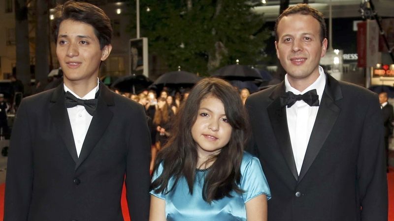 Režisér Amat Escalante (vpravo) s herci v Cannes