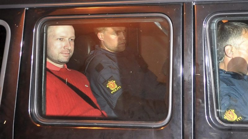 Policisté přivážejí Breivika k prvnímu výslechu.