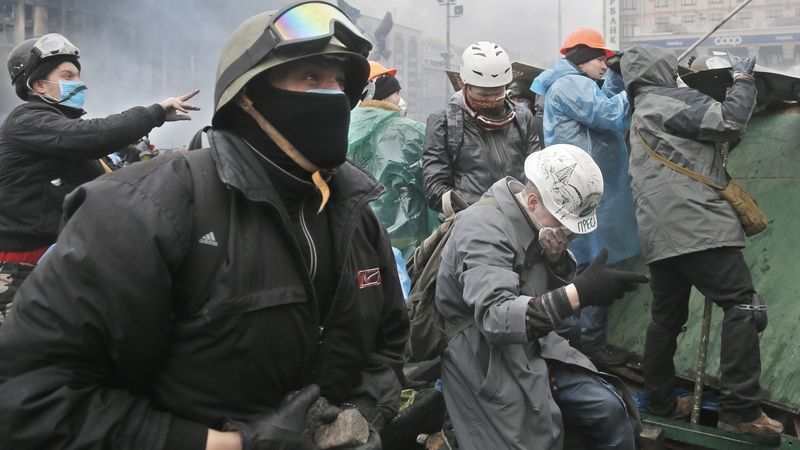 Protivládní demonstranti v Kyjevě s dlažebními kostkami 