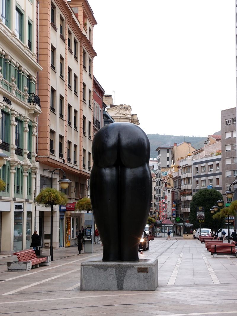 Kontroverzní socha zadnice.