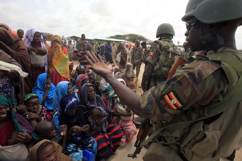 Vojáci Africké unie v táboře pro hladovějící v Mogadišu