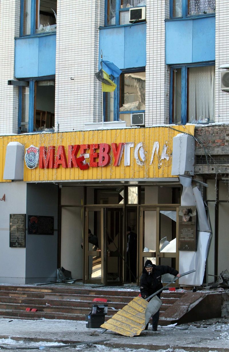 Výbuchem poškozená budova společnosti Makajevugol 
