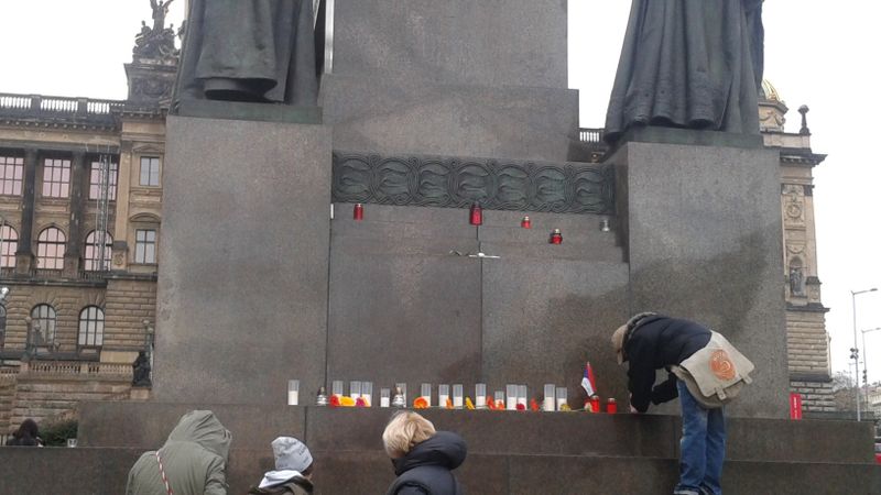 Lidé již brzy po oznámení o smrti Václava Havla začali zapalovat svíčky u sochy Svatého Václava na Václavském náměstí.