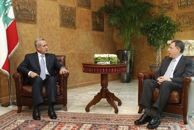 Libanonský prezident Michel Sulajmán (vlevo) při jednání s premiérem Fuádem Siniurou 