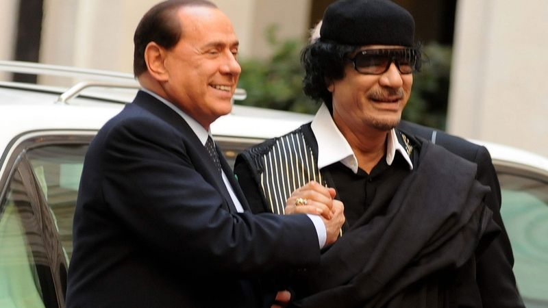 Italský premiér Silvio Berlusconi s libyjským vůdcem Muammarem Kaddáfím na archivním snímku