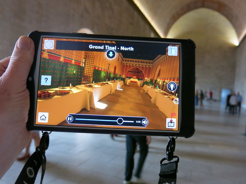 Pomocí tabletu se mohou návštěvníci podívat, jak to v Papežském paláci v minulosti vypadalo. 