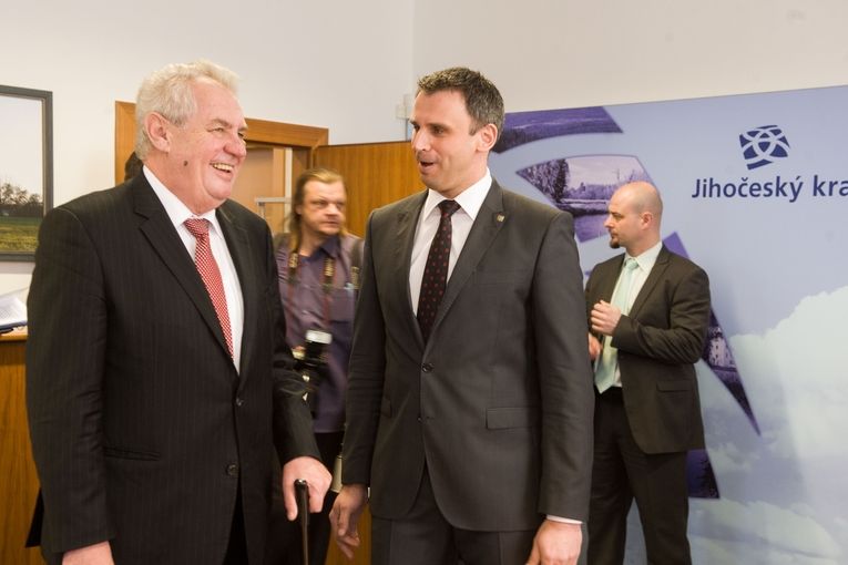 Jihočeský hejtman Jiří Zimola s prezidentem Milošem Zemanem, který 17. února zahájil v Českých Budějovicích třídenní návštěvu Jihočeského kraje.