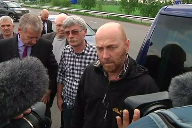 BEZ KOMENTÁŘE: Proruští radikálové ve Slavjansku propustili tým vojenských kontrolorů Organizace pro bezpečnost a spolupráci v Evropě