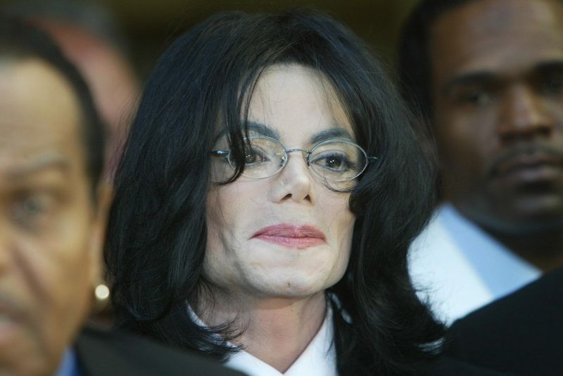 Michael Jackson po mnoha plastických operacích, včetně úpravy nosu.