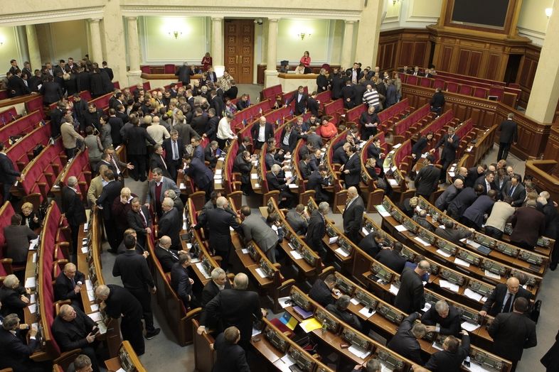 Ukrajinský parlament schválil zákon o amnestii pro zadržené účastníky opozičních demonstrací.
