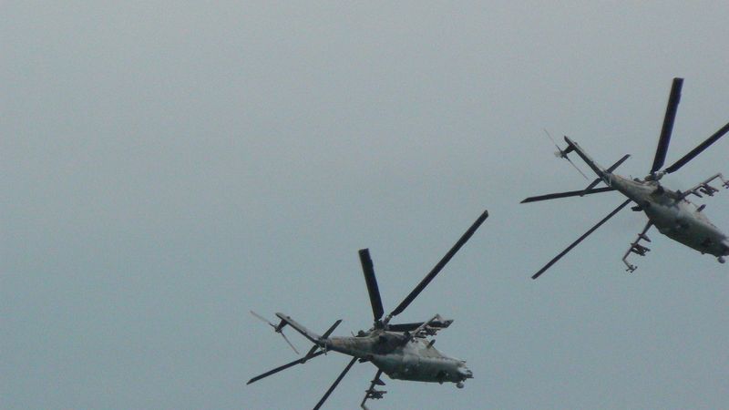 České bitevní vrtulnky Mil Mi-24 při letu ve dvojici