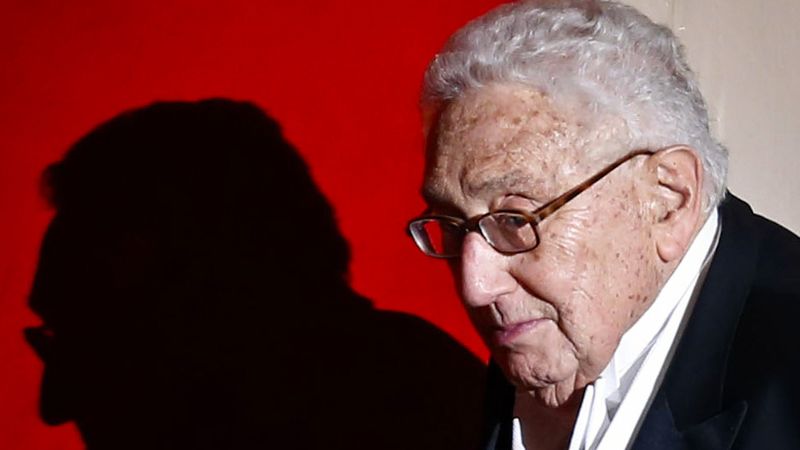 Kissinger vidí cestu k míru: Klid zbraní, ústup Rusů a nová referenda