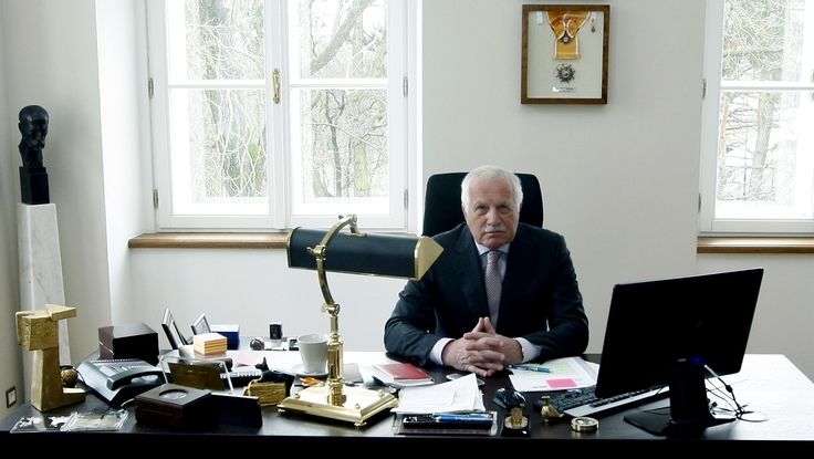 Exprezident  Klaus ve své kanceláři v Institutu Václava Klause.