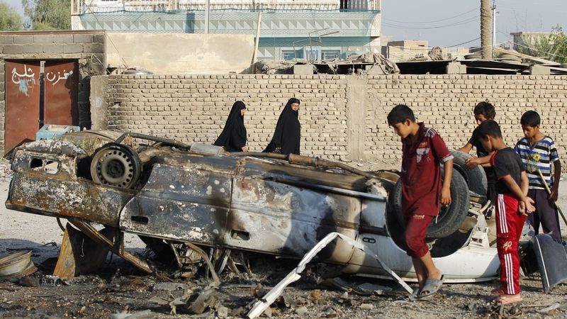 Obyvatelé u zničeného auta v Mahmúdíji