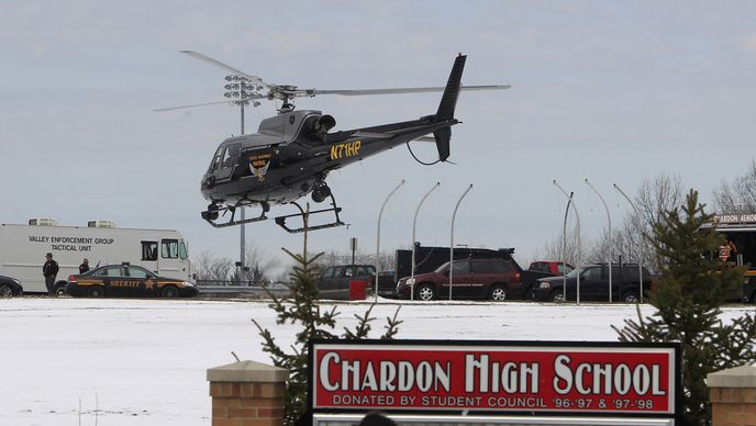 Dva studenty musela do nemocnice transportovat helikoptéra.