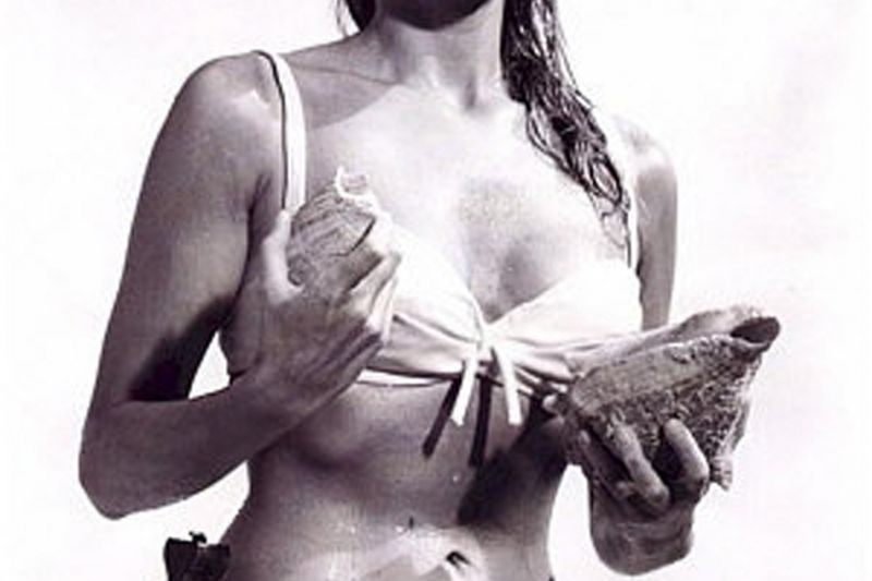Kráska v bílých bikinách – vůbec první Bondova dívka, švýcarská herečka Ursula Andressová, se stala doslova symbolem.