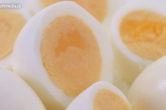 Vaření vejcí může být pro někoho oříškem.