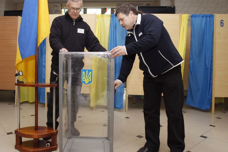 Komisaři v Dněpropetrovsku připravují volební místnost.