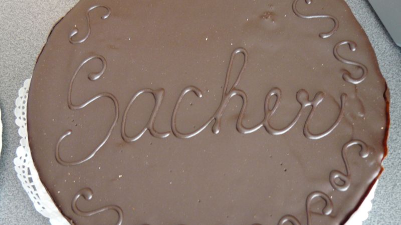 V cukrárně Betti si můžete dát lahodný Sacherův dort.