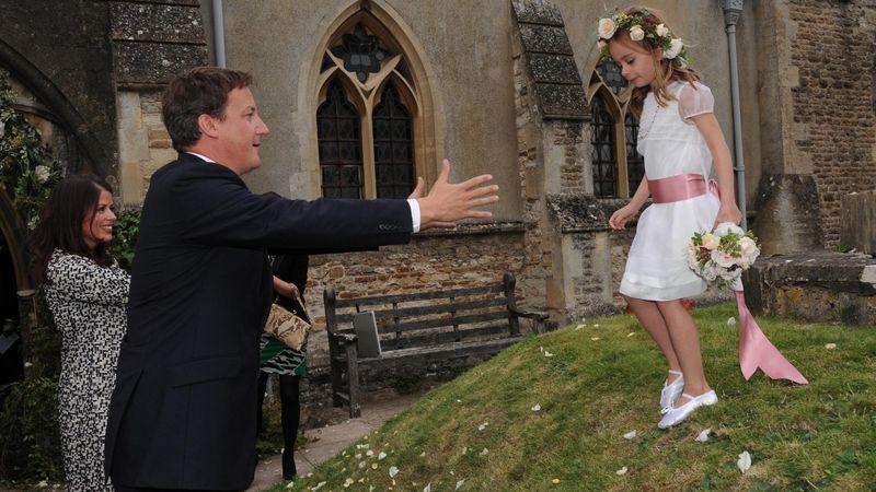 David Cameron s dcerou Nancy na svatbě nevlastního bratra své manželky Samanthy.